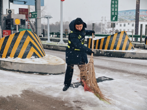 战风雪送温暖，亳州中心利辛东收费站保畅守平安