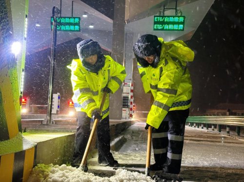 风雪中的“守门人”——亳州中心蒙城东收费站全力保障雪天通行