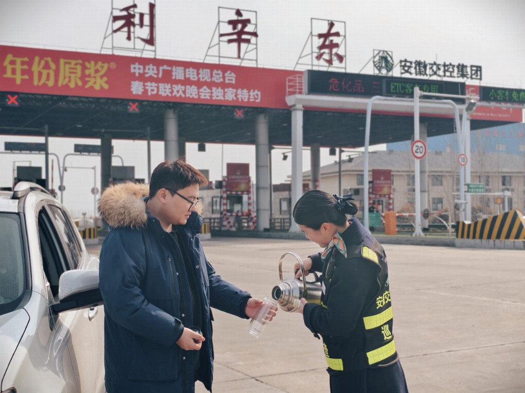 坚守岗位暖归途 贴心服务护返程