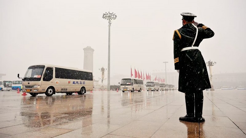 奏响“十五五”开局强音！宇通连续22年主力护航全国两会