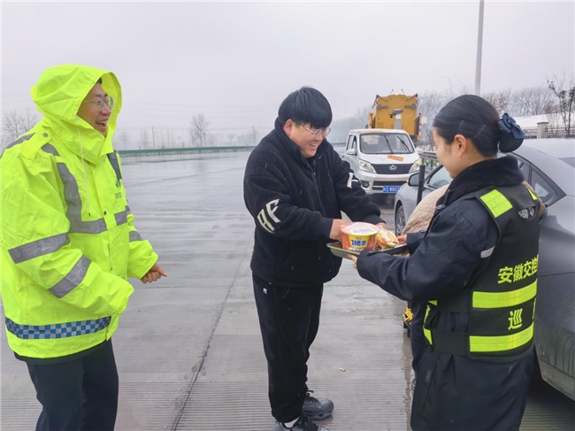 亳州中心涡阳收费站：心牵司乘暖归途 真情服务伴同行