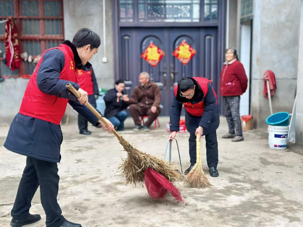 情暖雷锋节 暖心伴老人