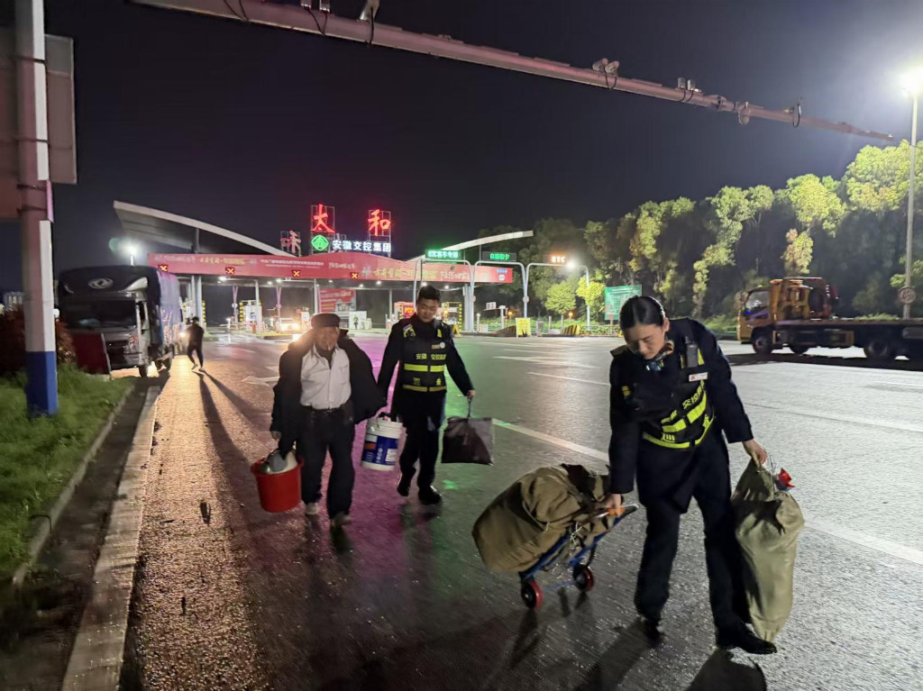 太和收费站：寒夜暖光！深夜救助迷途老人，用守护温暖回家路