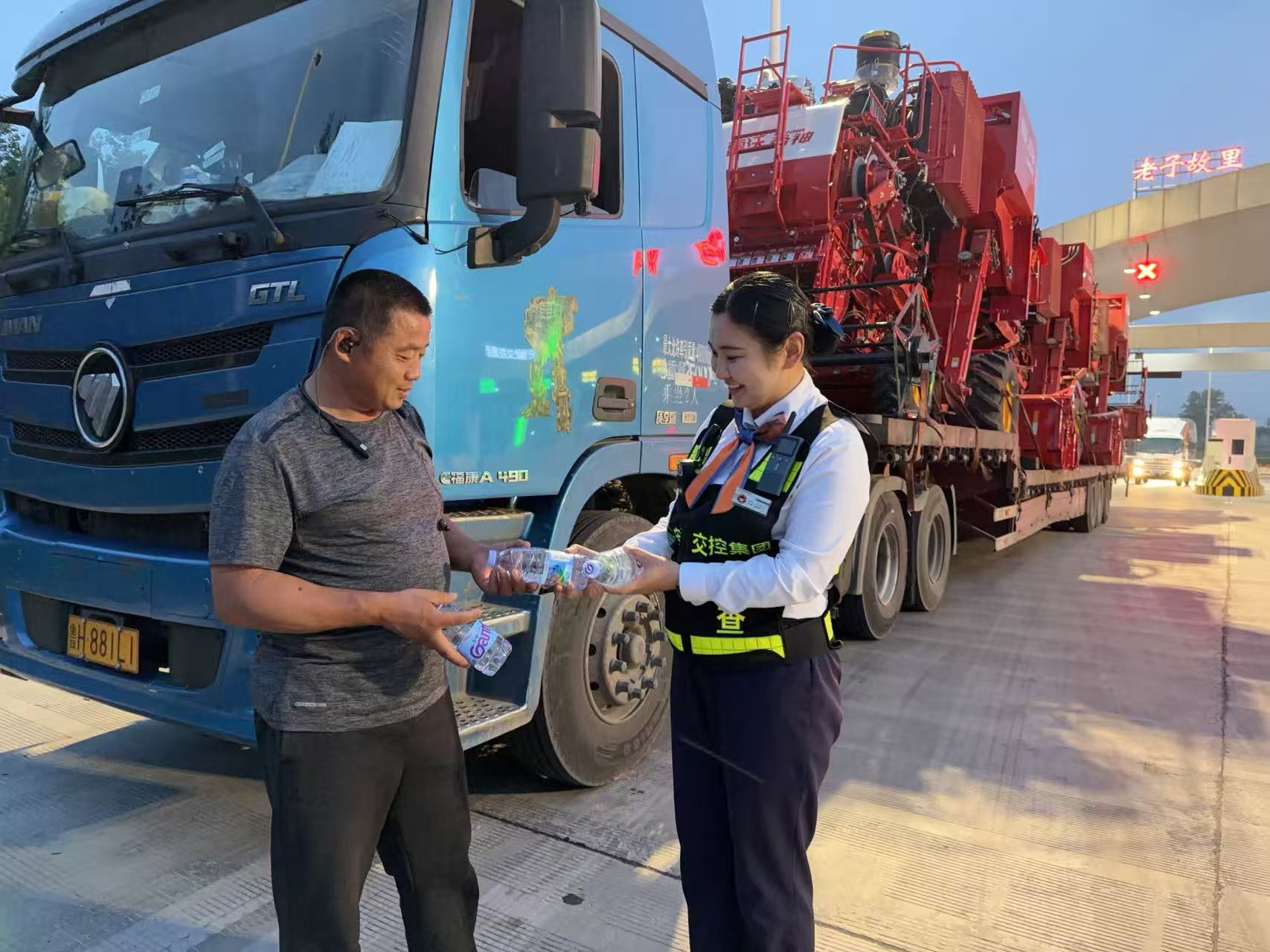 护航三夏保丰收 暖心服务助麦收——亳州中心涡阳站全力保障跨区农机安全顺畅通行